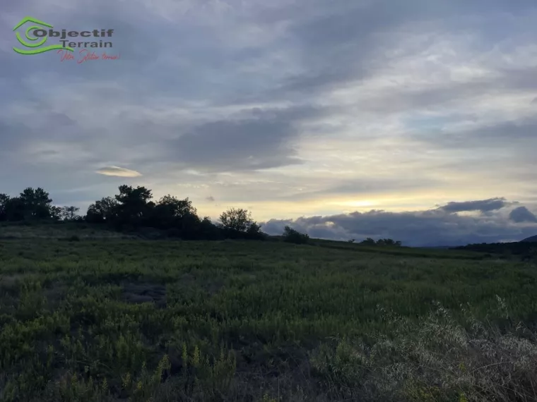 Terrain de loisir à Laurens : la nature dans toute sa splendeur